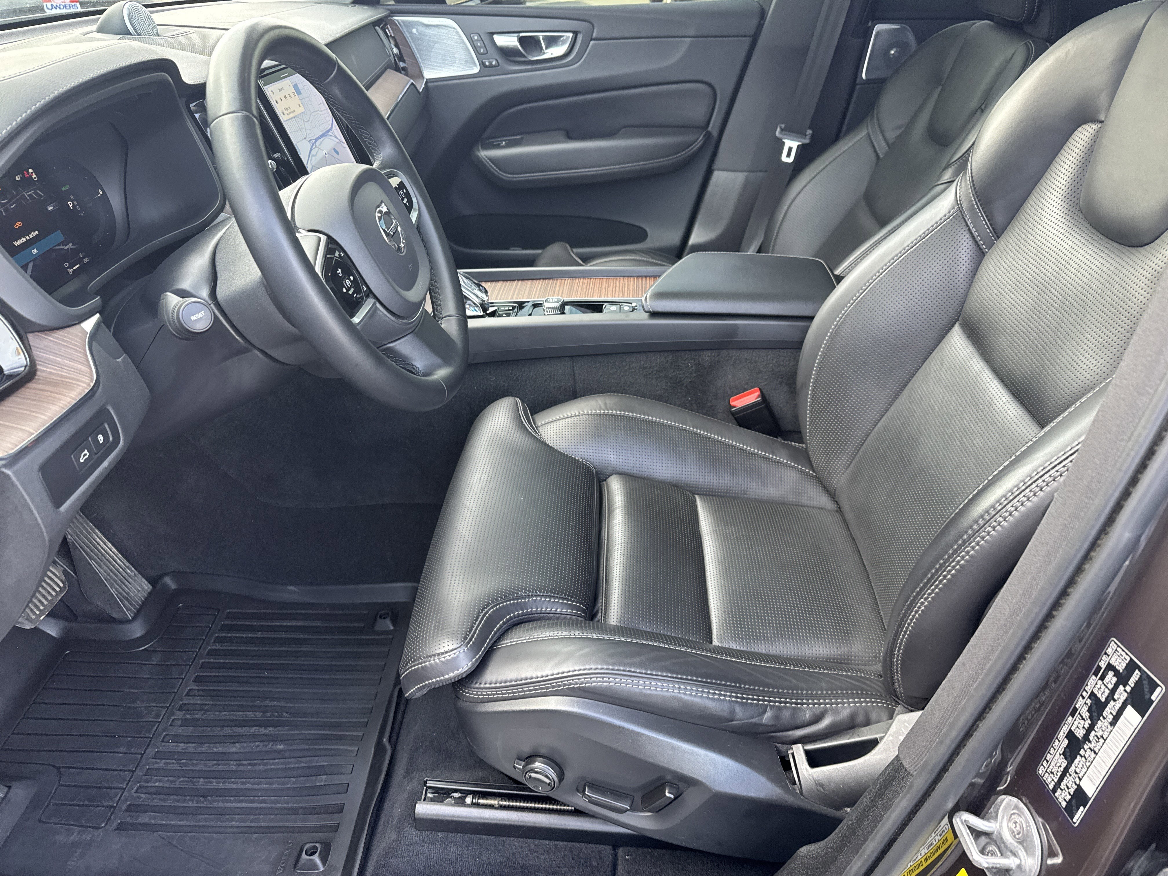 Used 2023 Volvo XC60 T8 Ultimate image 10