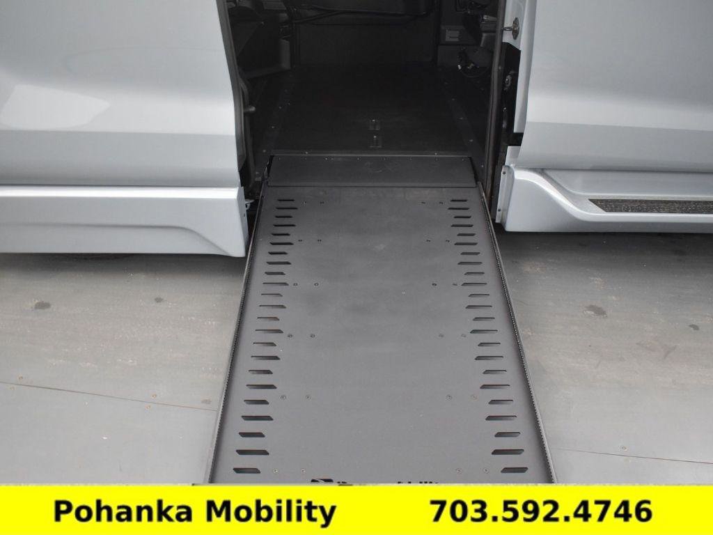 Used 2025 Toyota Sienna XSE image 3