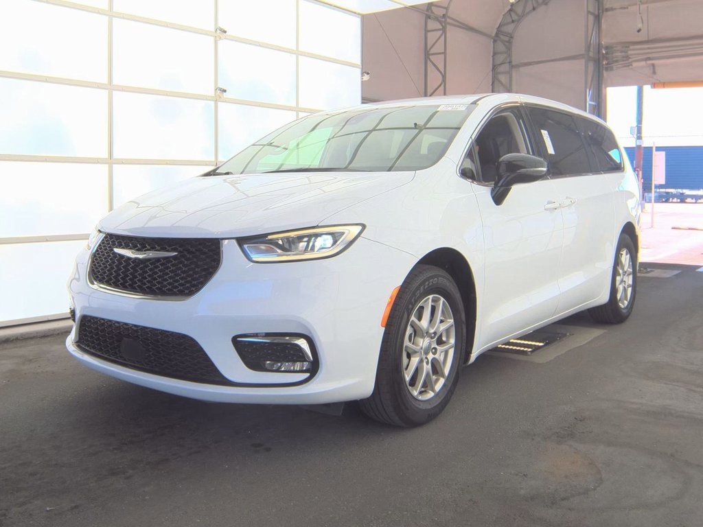 Used 2024 Chrysler Pacifica Touring-L image 52