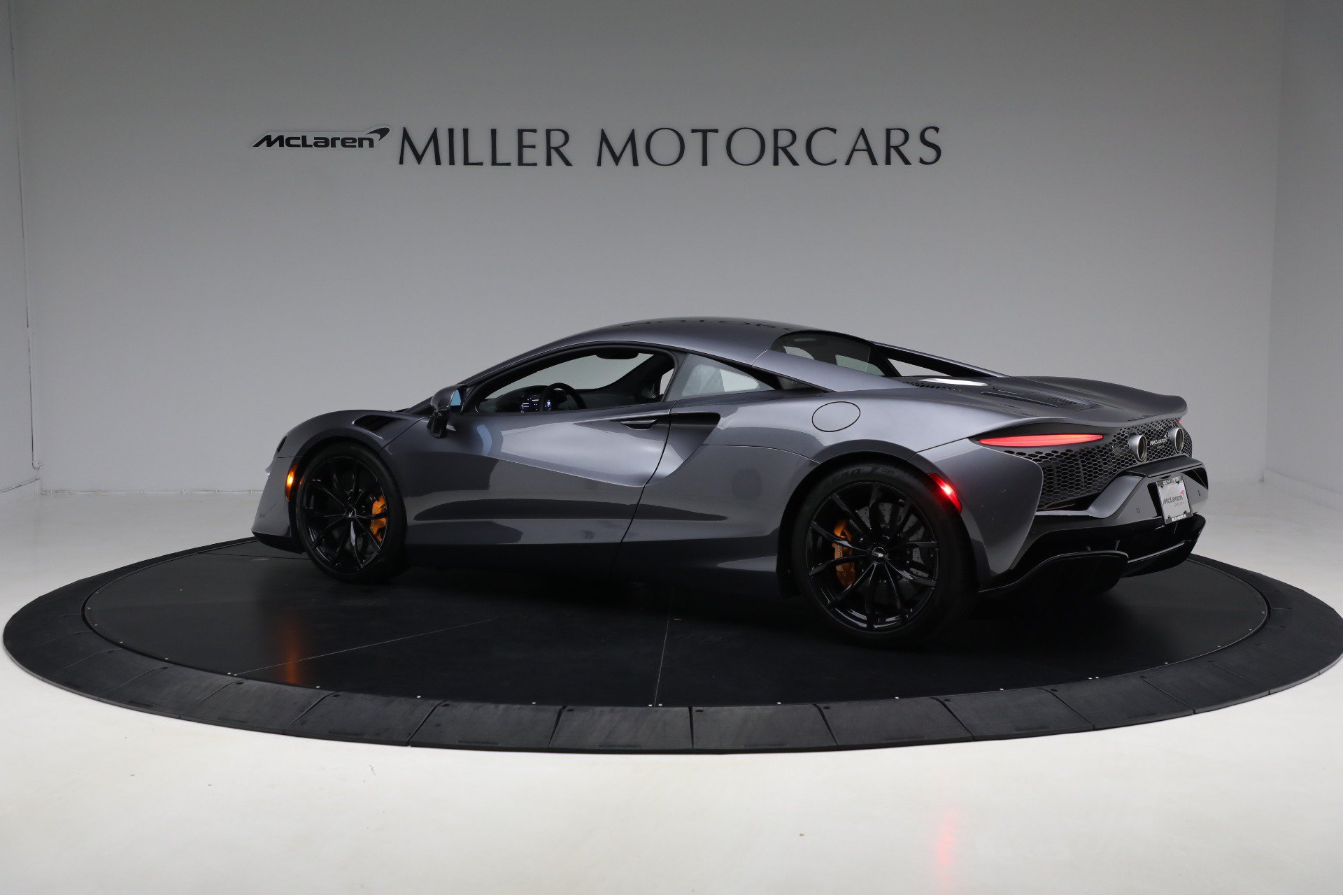 Used 2024 McLaren Artura RWD image 4