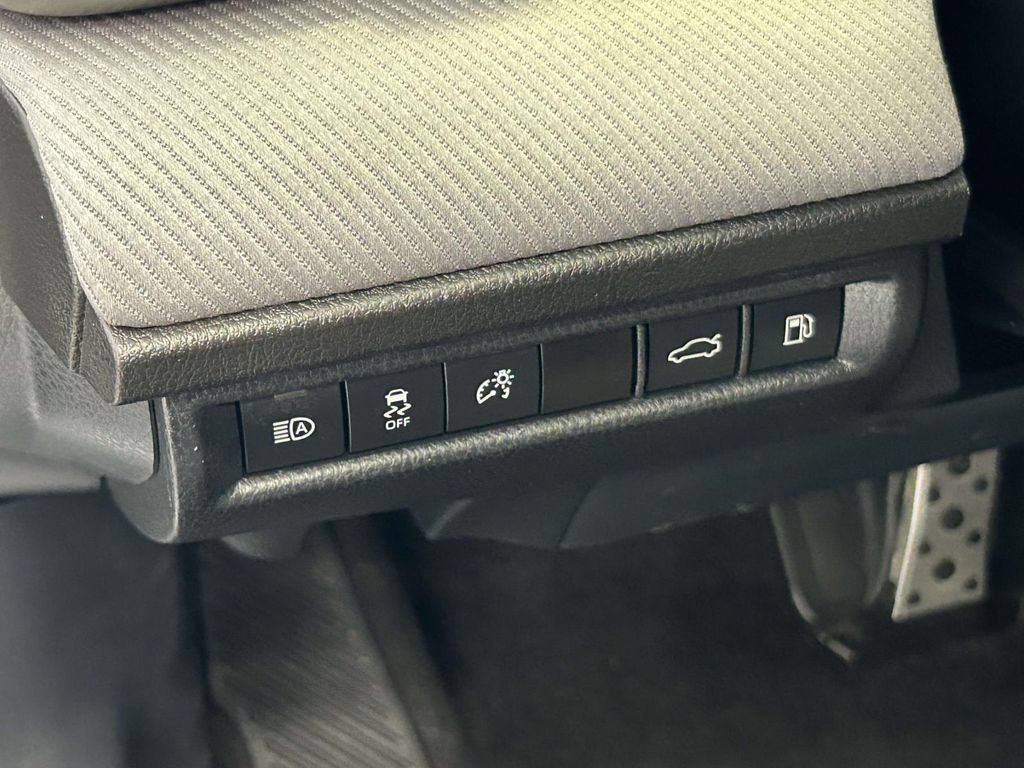 Used 2025 Toyota Camry SE w/ Convenience Package FWD image 16