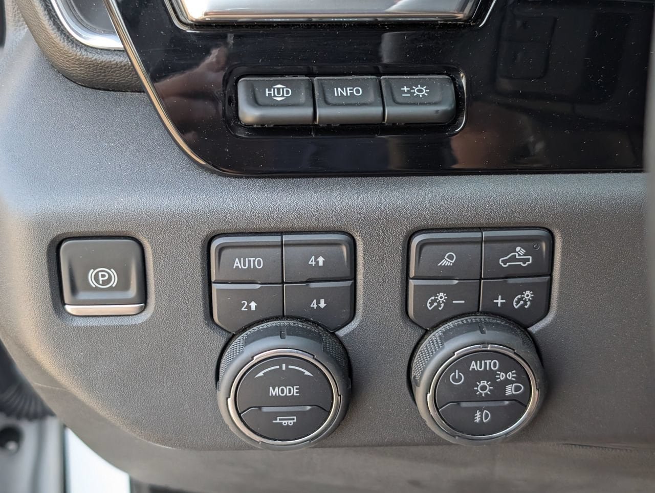 Used 2025 Chevrolet Silverado 1500 LTZ AWD/4WD image 23