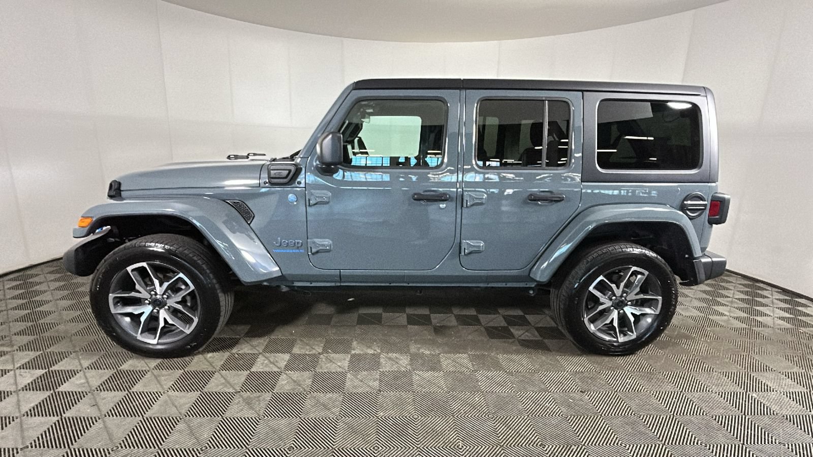 Used 2024 Jeep Wrangler Unlimited w/ Convenience Group AWD/4WD image 7
