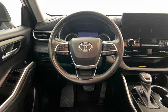 Used 2023 Toyota Highlander XLE AWD/4WD image 12
