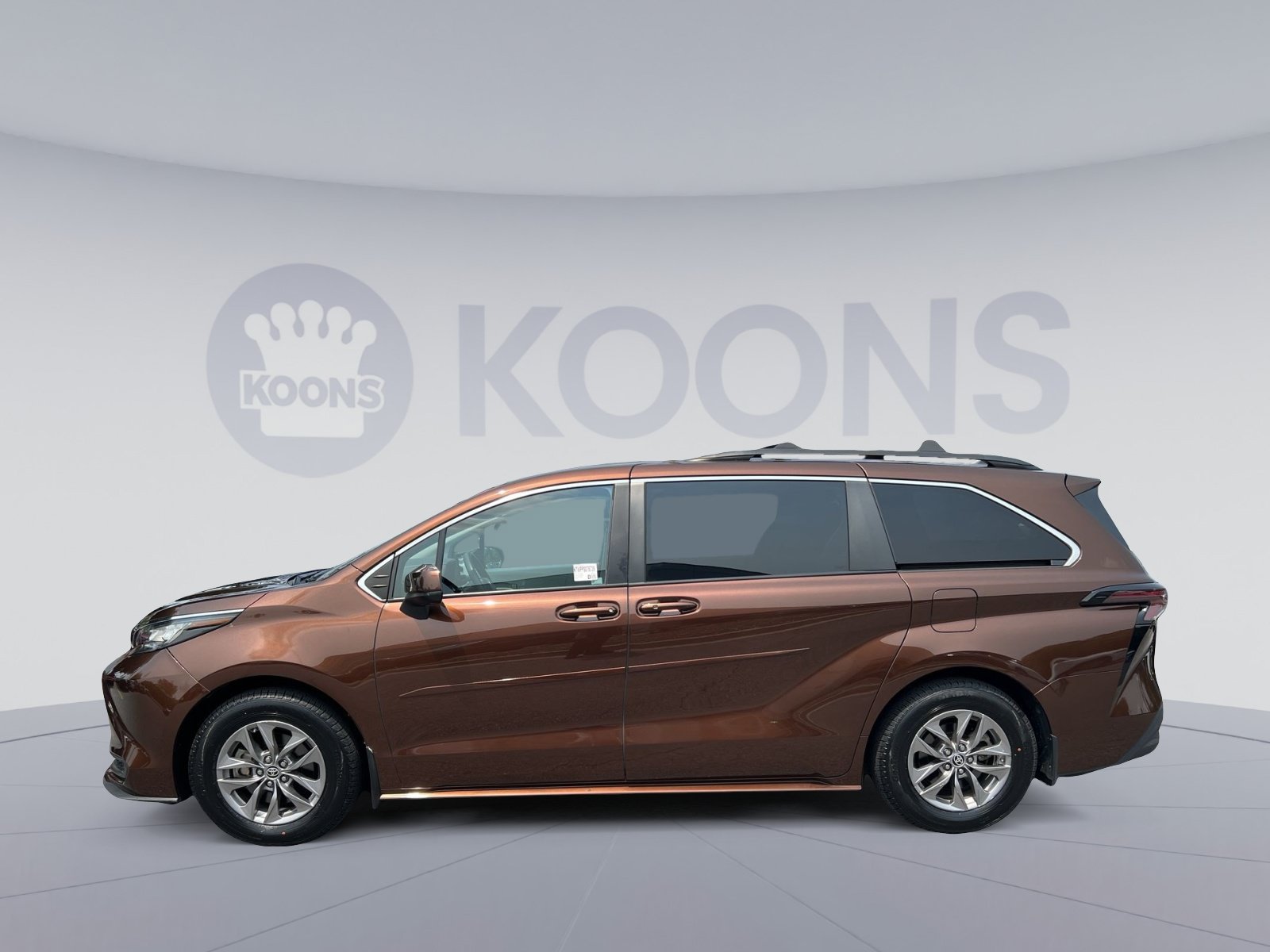 Used 2023 Toyota Sienna LE AWD/4WD image 2