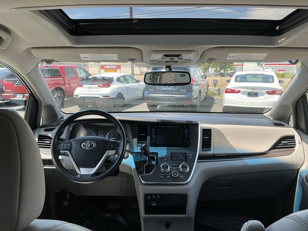 Used 2016 Toyota Sienna XLE w/ XLE Navigation Package FWD image 29