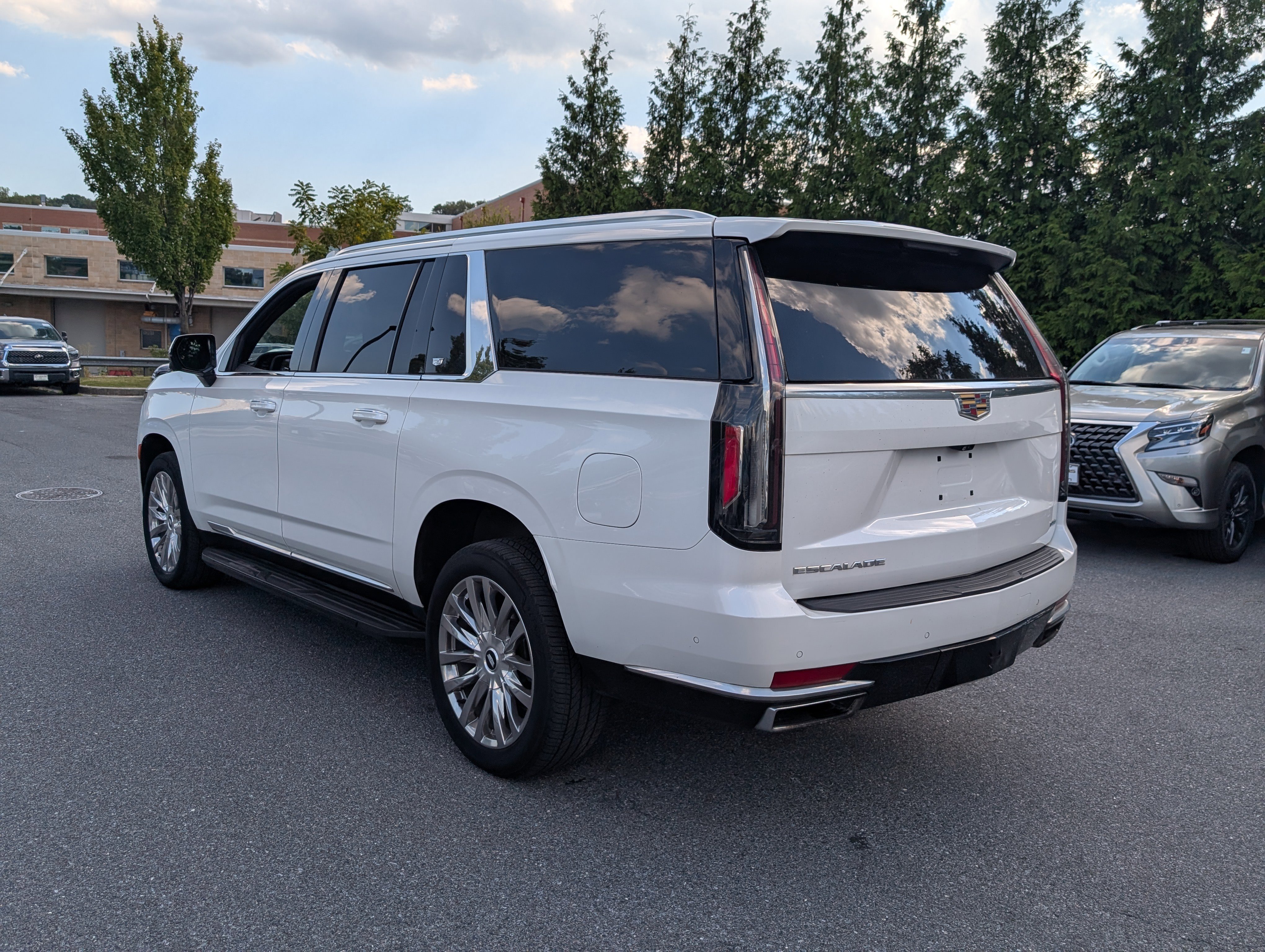 Used 2021 Cadillac Escalade ESV Premium Luxury w/ Performance Package image 5