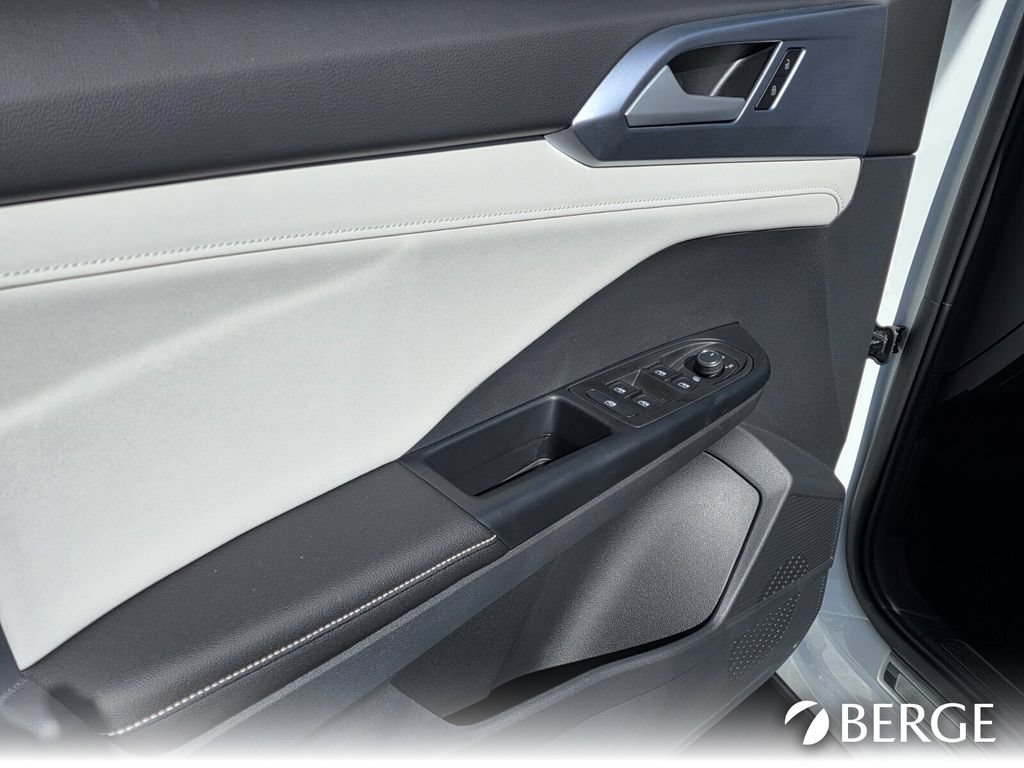 New 2026 Volkswagen Taos SE FWD image 12
