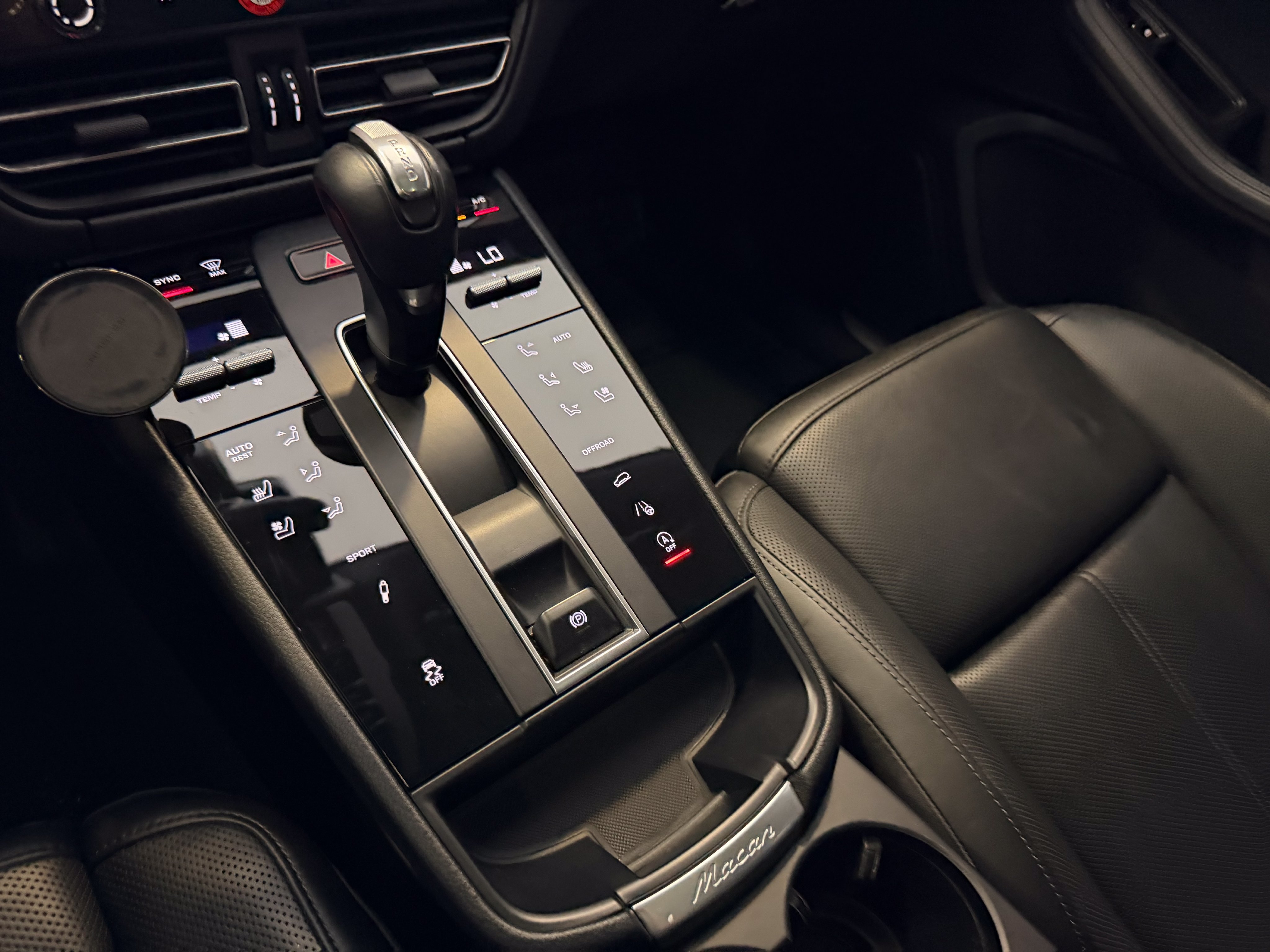 Certified 2022 Porsche Macan S AWD/4WD image 19