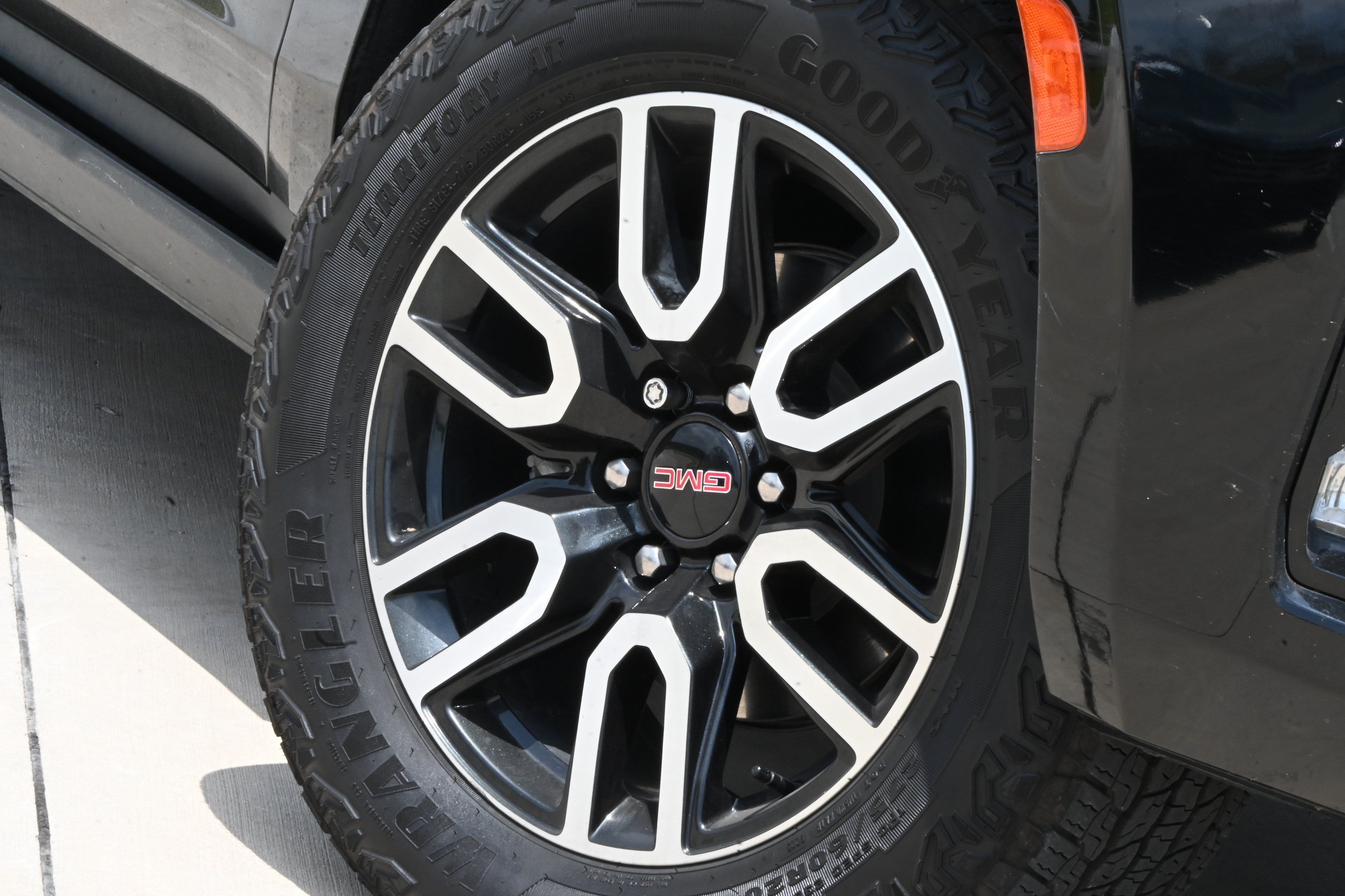 Used 2023 GMC Yukon XL AT4 w/ AT4 Premium Package AWD/4WD image 9