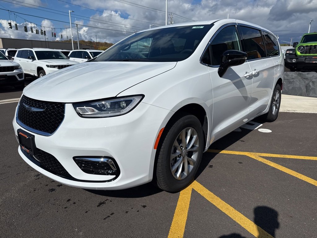 New 2026 Chrysler Pacifica Select image 3