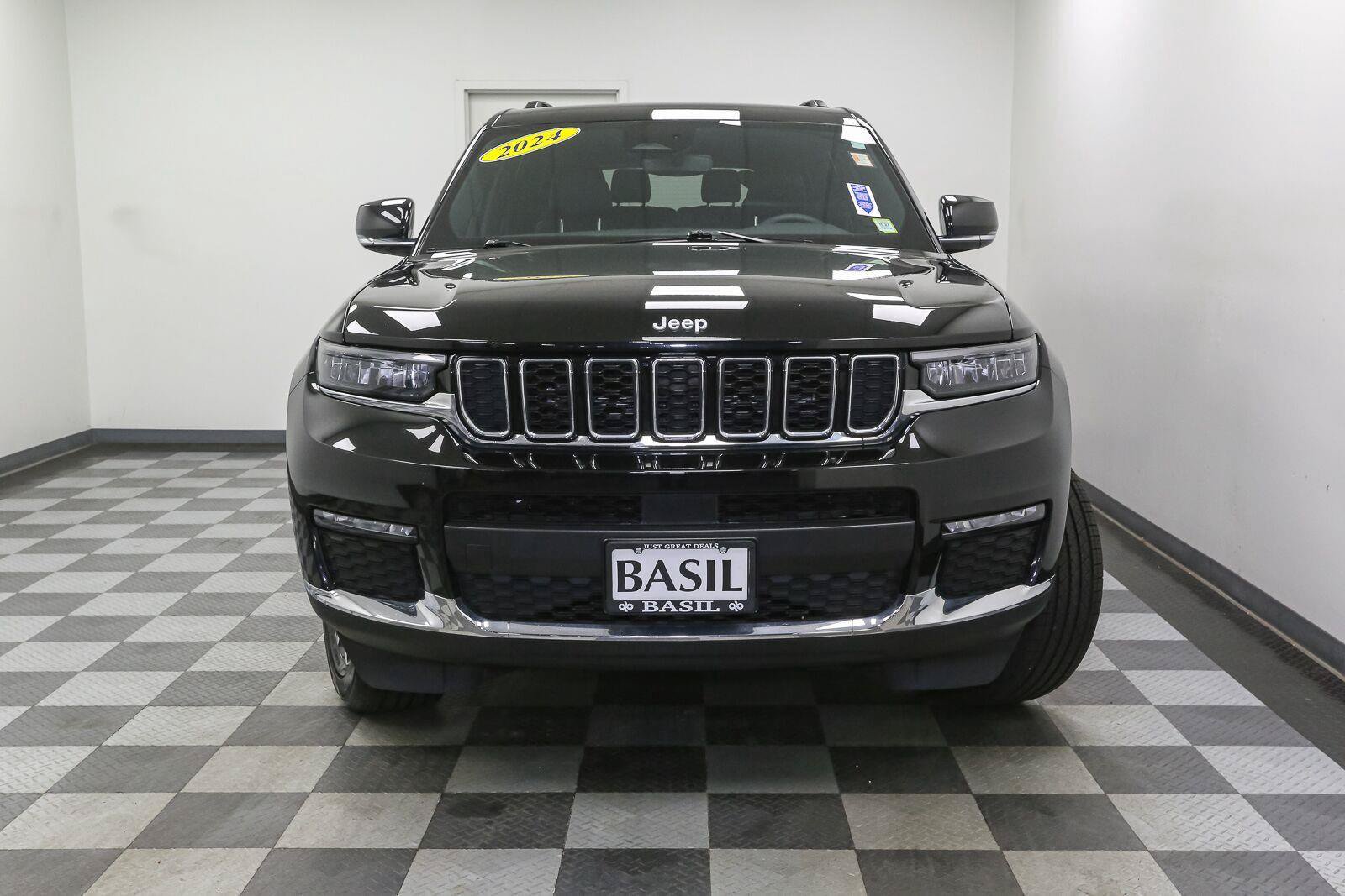 Used 2024 Jeep Grand Cherokee L Limited AWD/4WD image 3
