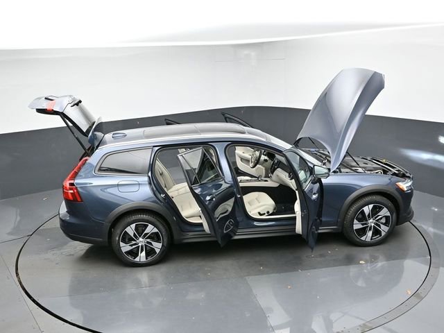 Used 2024 Volvo V60 B5 Cross Country Plus image 48