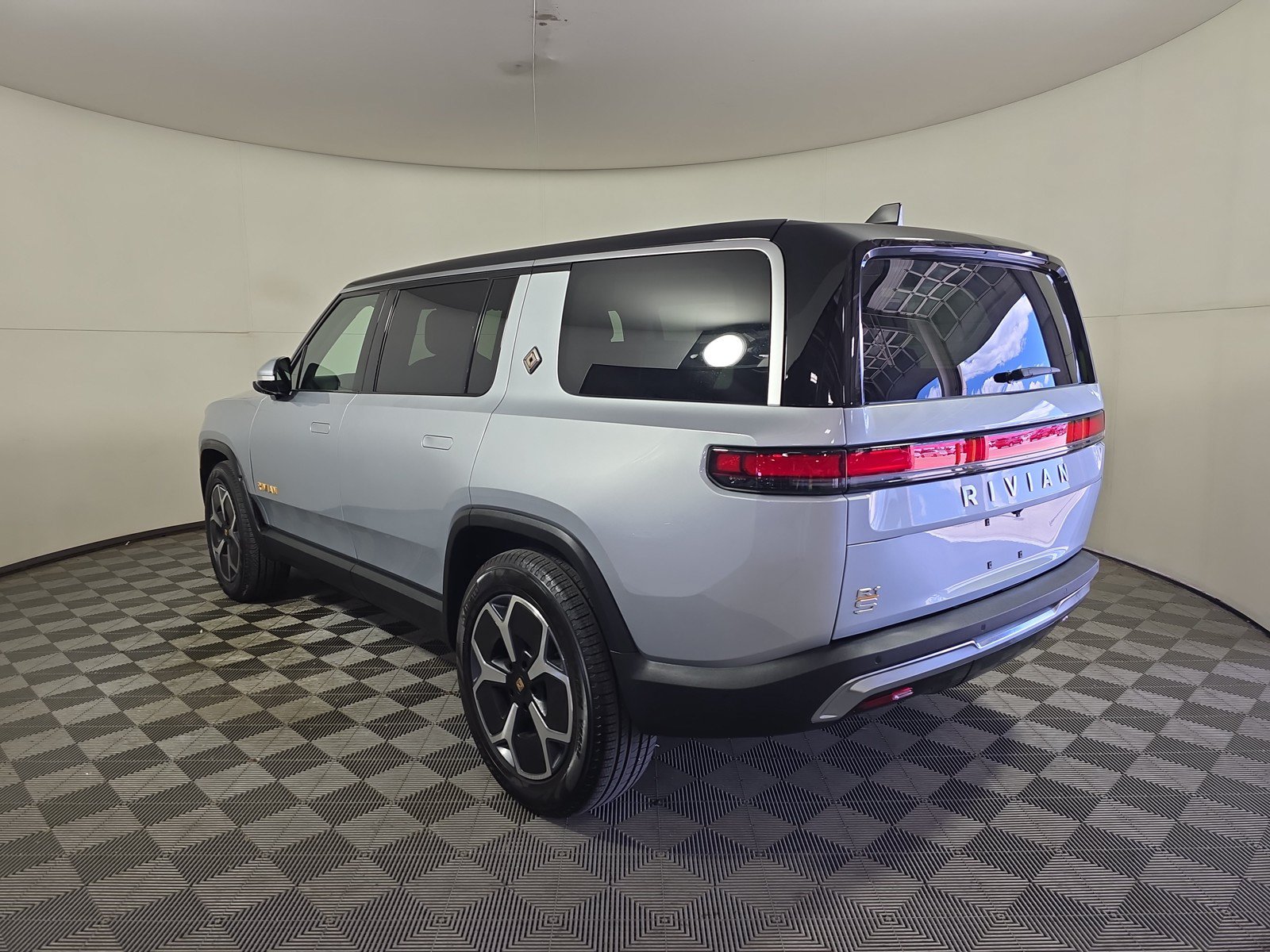 Used 2024 Rivian R1S Adventure AWD/4WD image 3