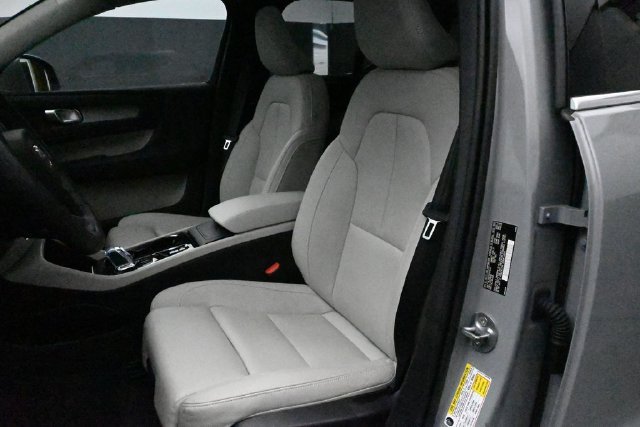 Used 2024 Volvo XC40 B5 Plus w/ Protection Package Premier AWD/4WD image 10