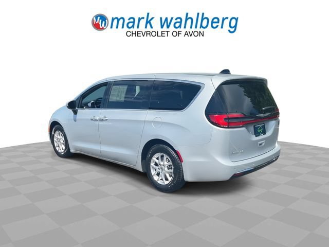 Used 2023 Chrysler Pacifica Touring FWD image 6
