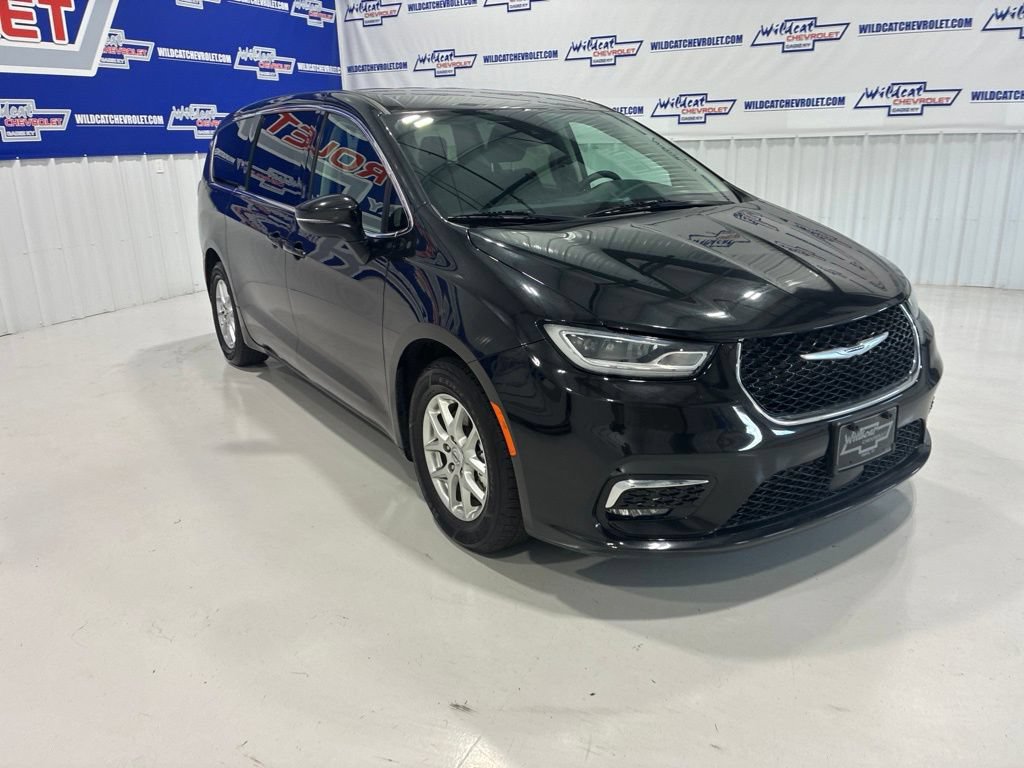 Used 2023 Chrysler Pacifica Touring-L FWD image 8