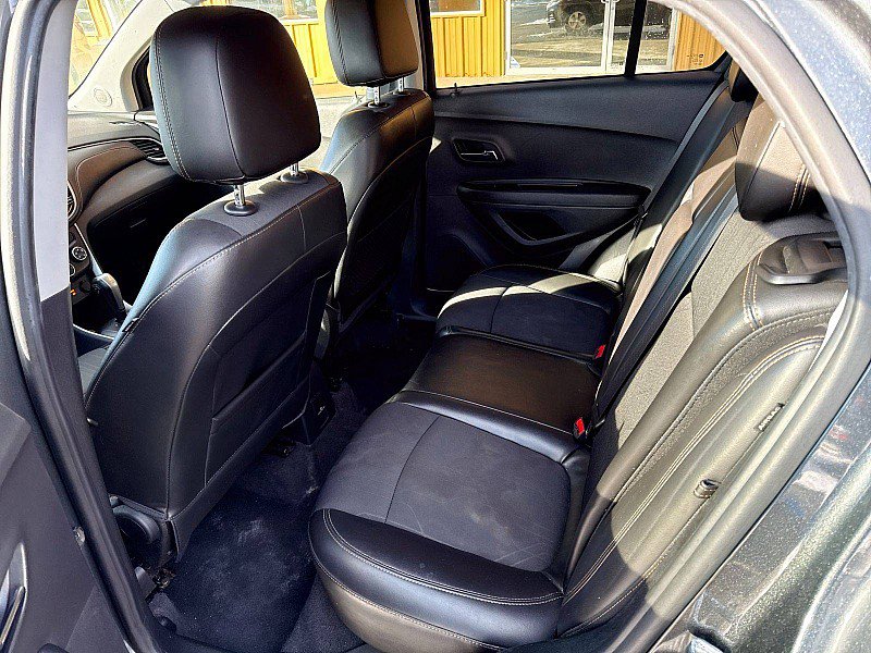 Used 2019 Chevrolet Trax LT w/ LT Convenience Package image 12