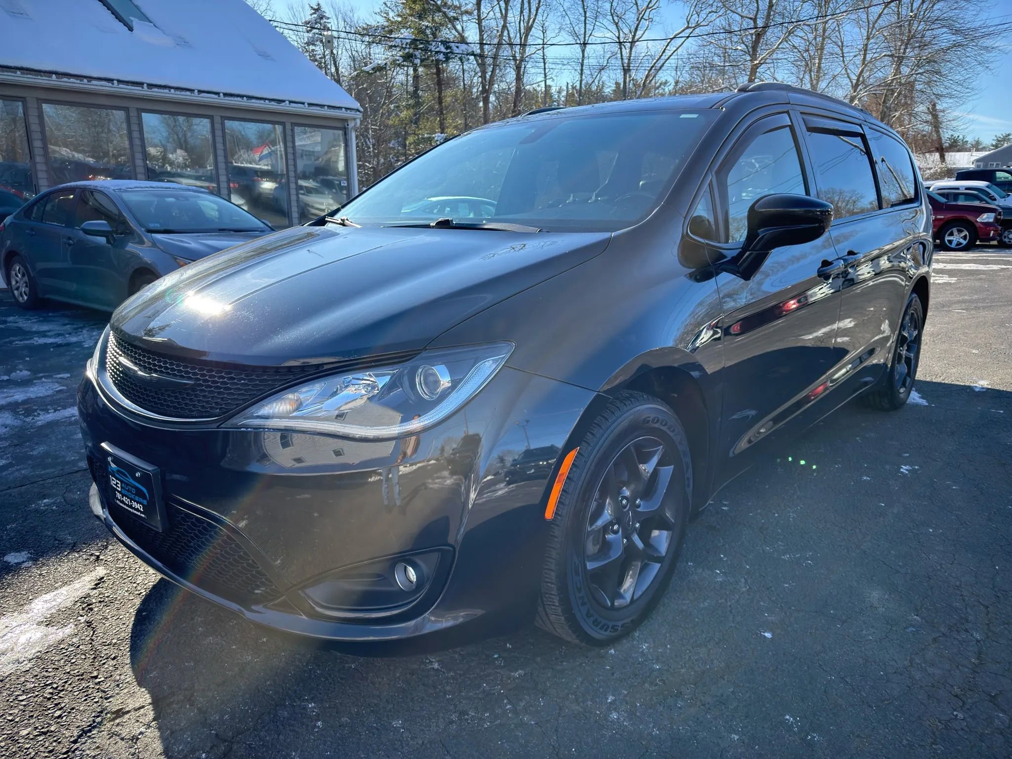 Used 2019 Chrysler Pacifica Touring-L w/ S Appearance Package image 3