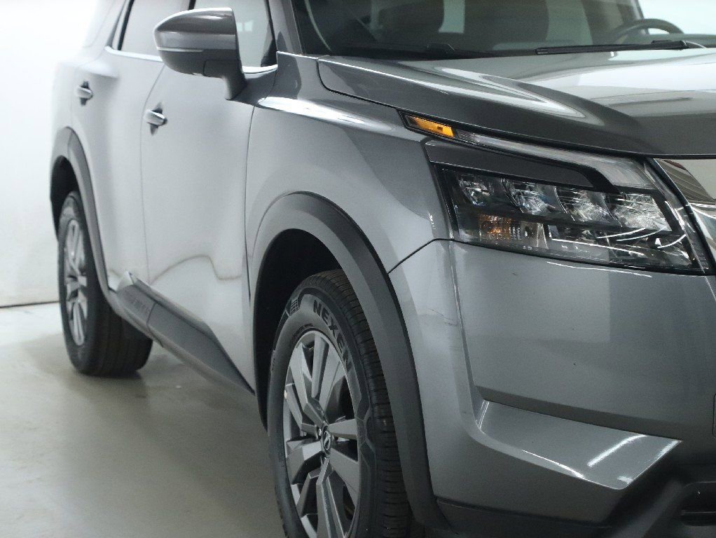 Used 2025 Nissan Pathfinder SV image 9