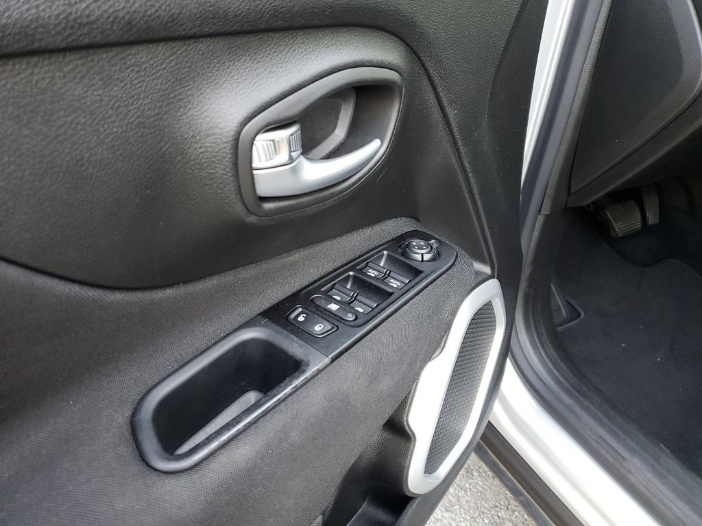 Used 2021 Jeep Renegade Latitude FWD image 15