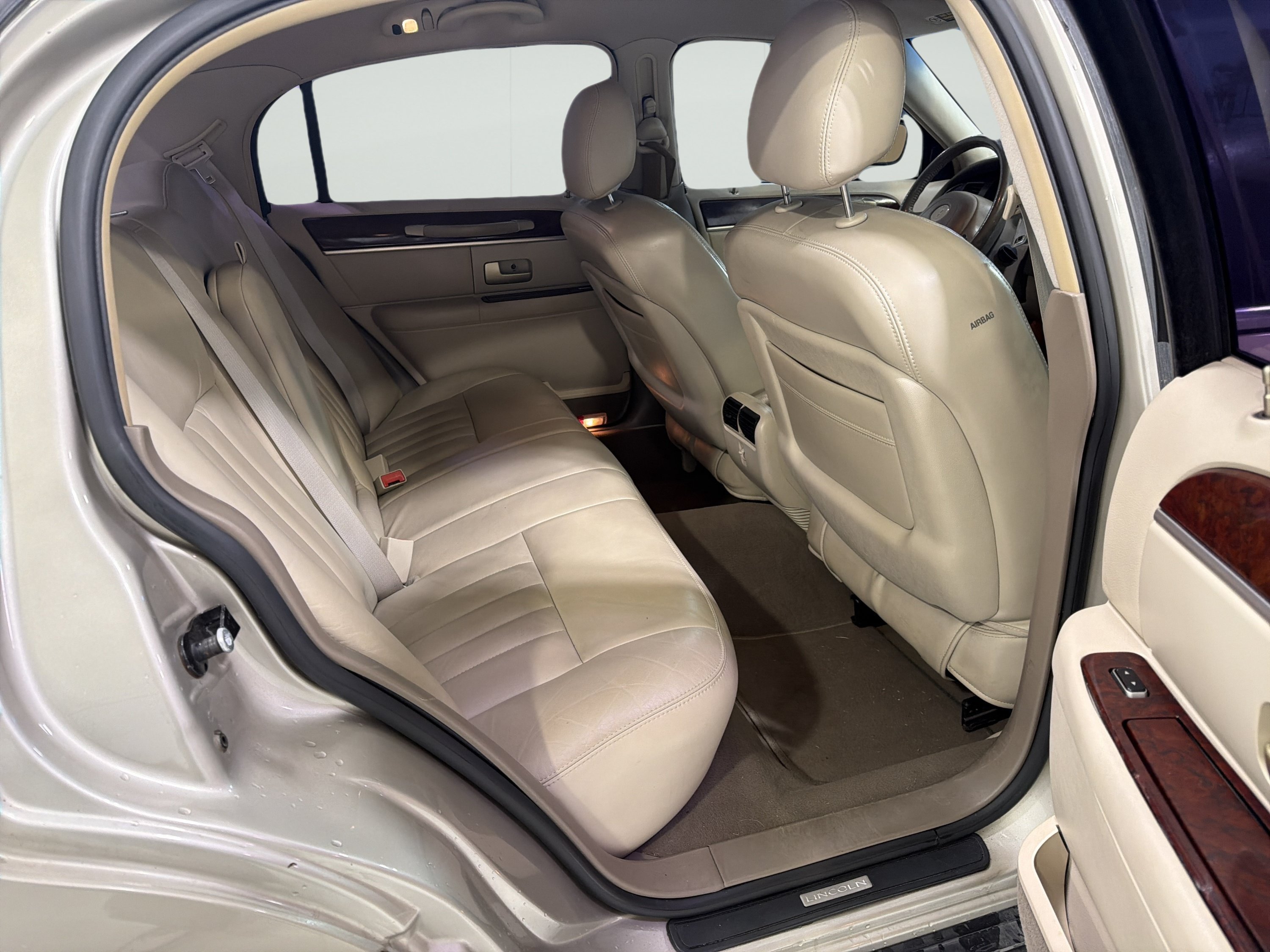 Used 2004 Lincoln Town Car Signature RWD image 11