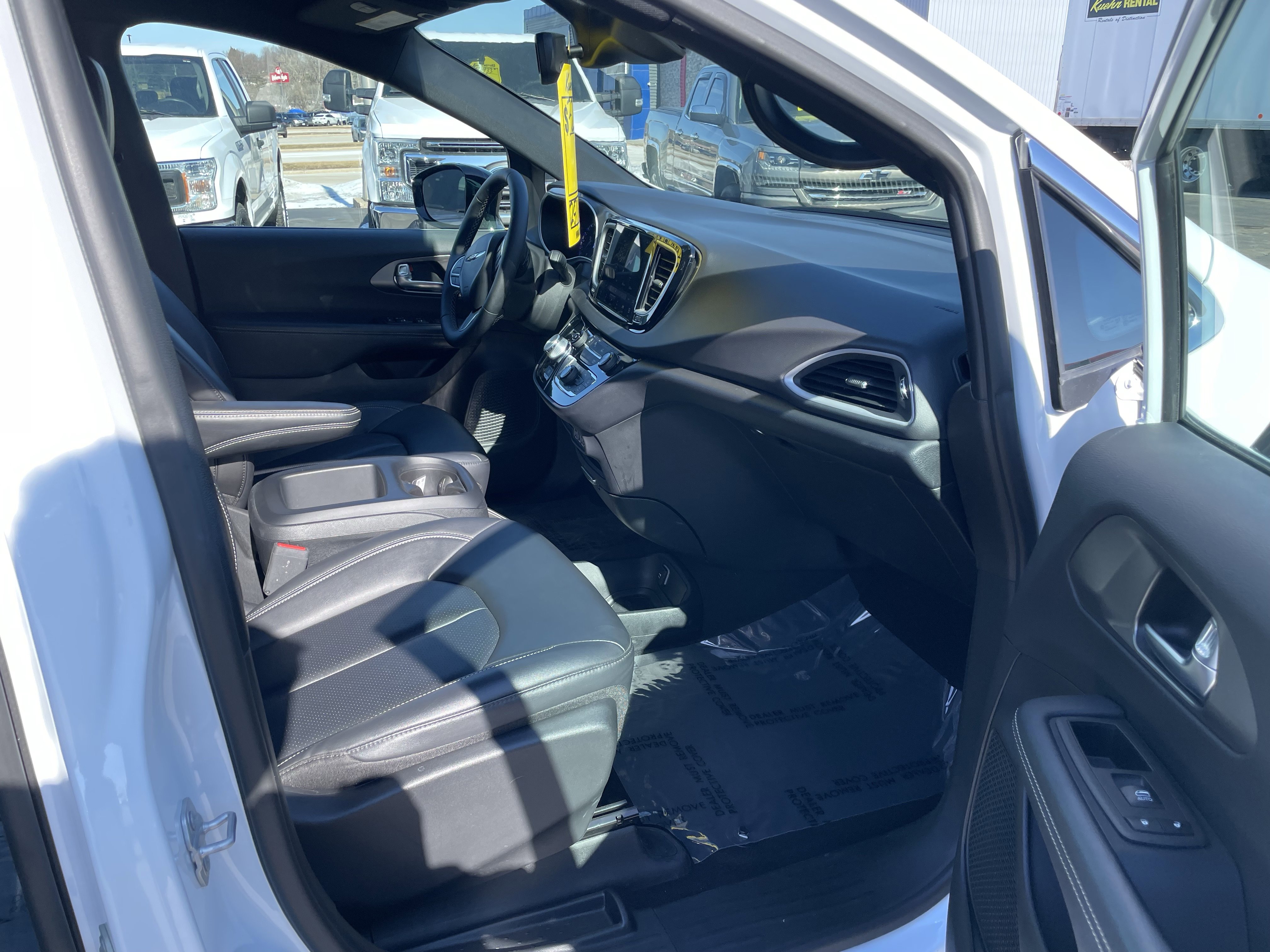 Used 2025 Chrysler Pacifica Select image 30