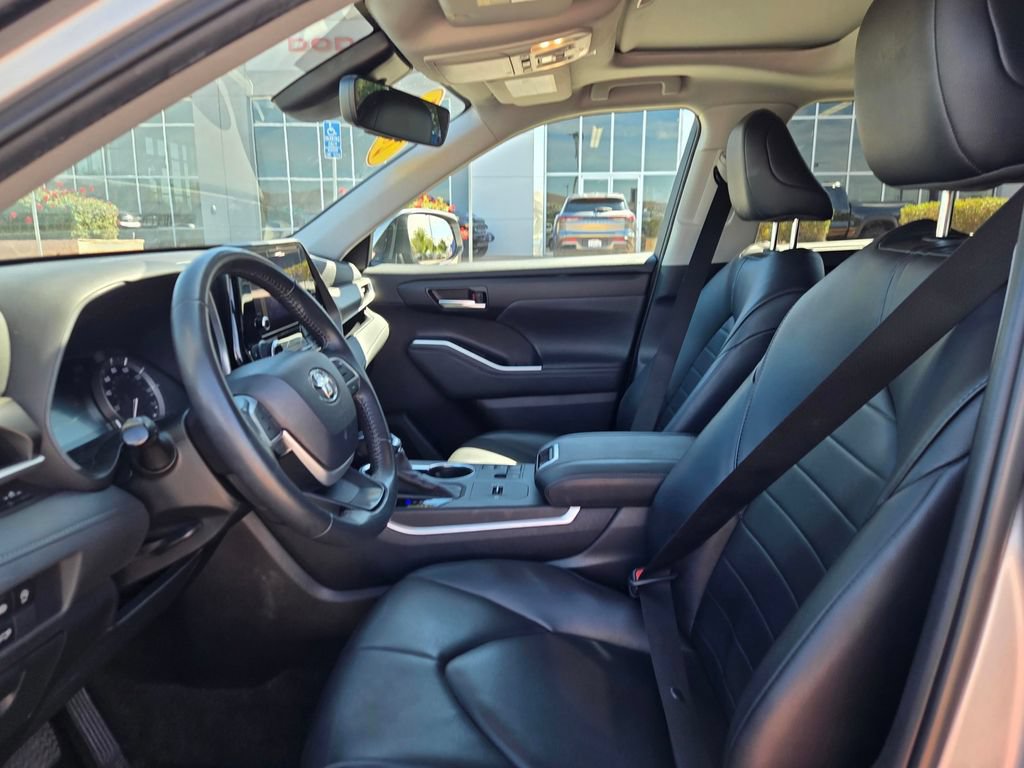 Used 2023 Toyota Highlander XLE FWD image 31