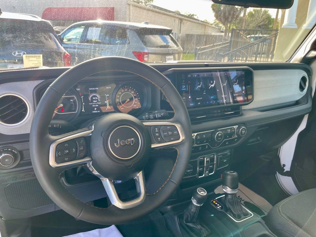 Used 2025 Jeep Wrangler Unlimited Sahara image 13