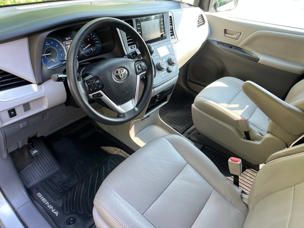 Used 2020 Toyota Sienna L FWD image 10