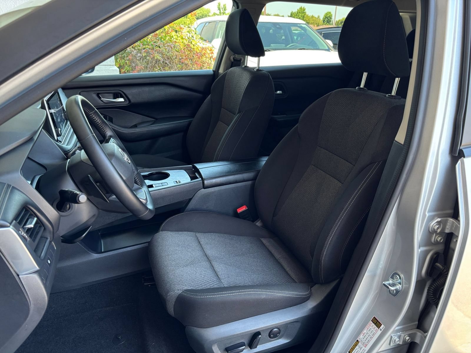 Used 2025 Nissan Rogue SV FWD image 38