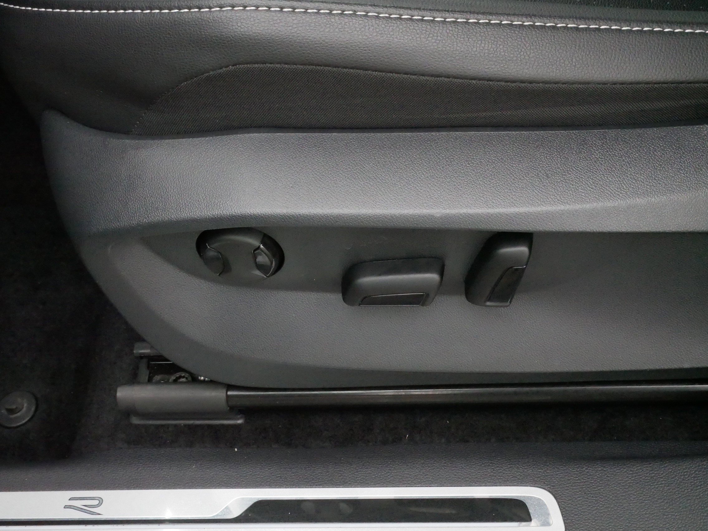 Certified 2024 Volkswagen Tiguan SE R-Line image 20