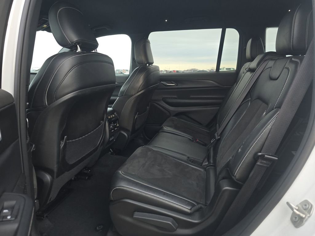 Used 2024 Jeep Grand Cherokee L Laredo image 4