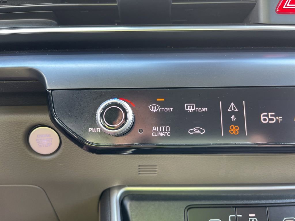 Used 2025 Kia Carnival FWD image 30