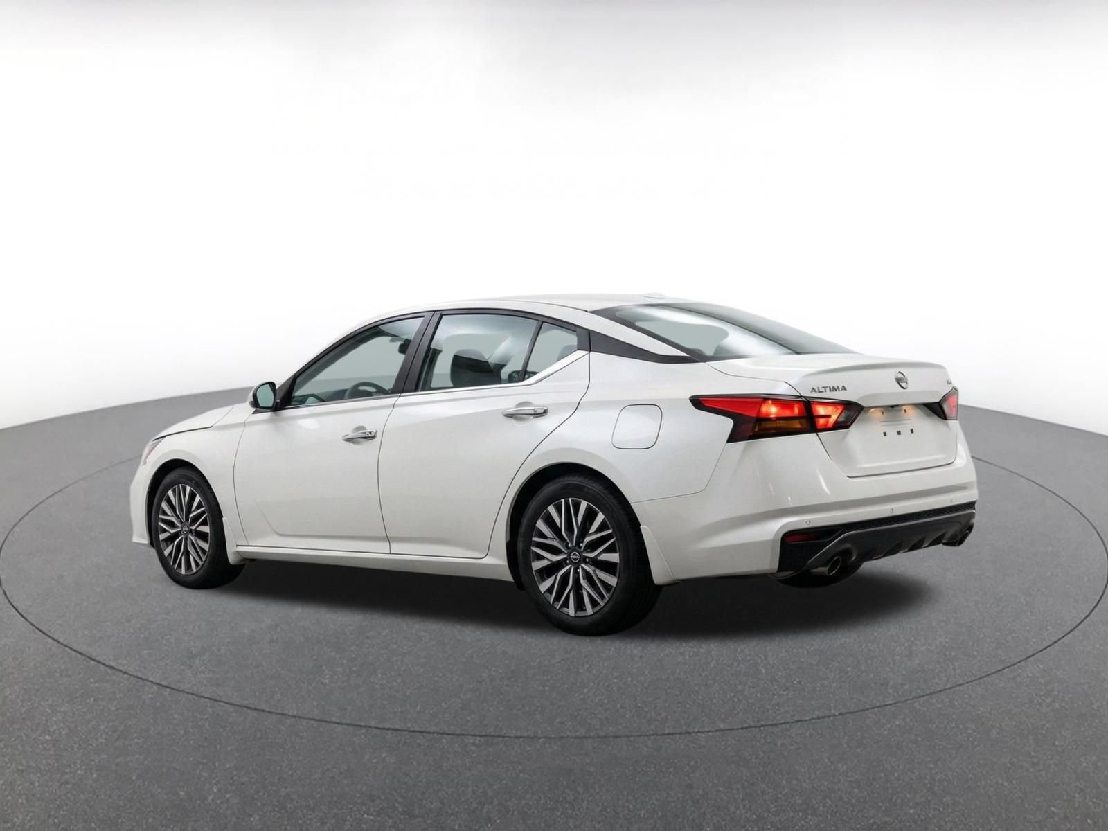 Used 2025 Nissan Altima 2.5 SV FWD image 6