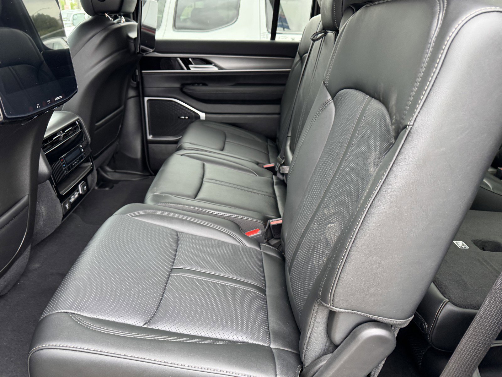 New 2025 Jeep Wagoneer L Series II w/ Premium Group I image 12