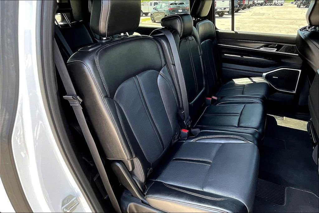 Used 2024 Jeep Wagoneer L Series II RWD image 28