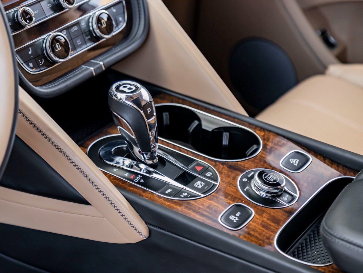 Used 2023 Bentley Bentayga image 22