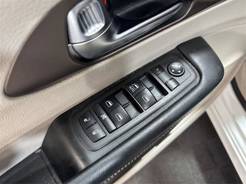 Used 2021 Chrysler Voyager L FWD image 31