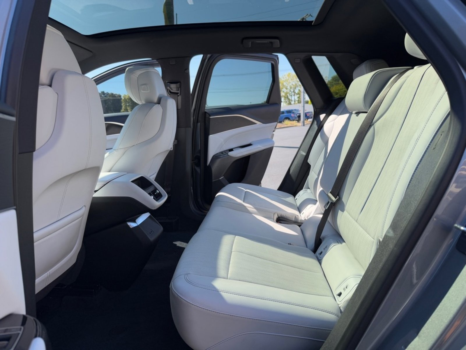 Used 2024 Cadillac Lyriq Luxury w/ LPO, Floor Liner Package image 14