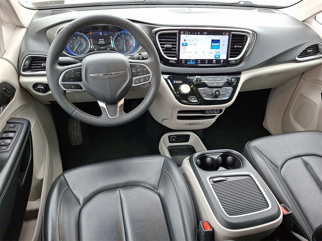 Used 2023 Chrysler Pacifica Touring-L image 2