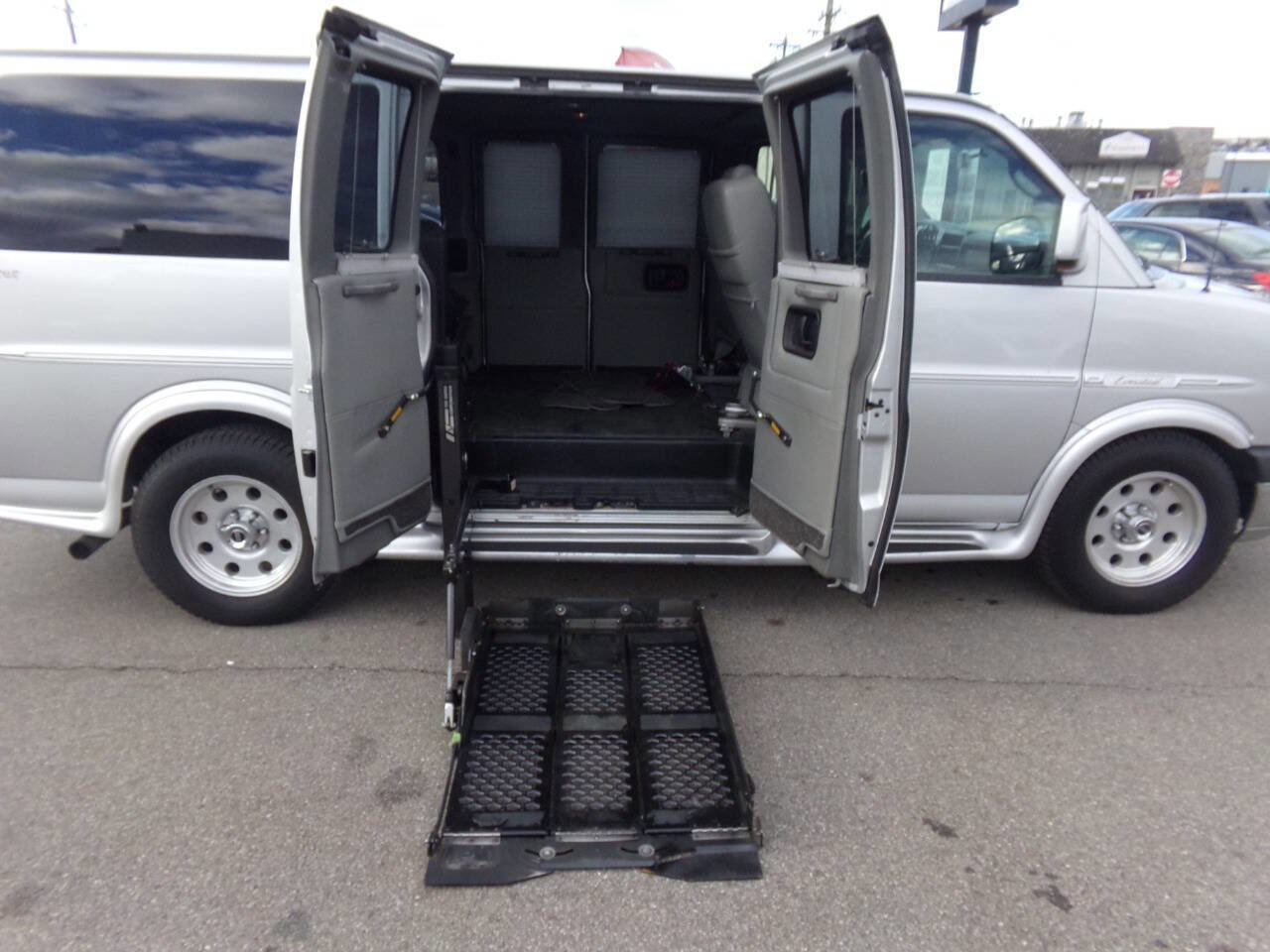 Used 2010 GMC Savana 1500 w/ Preferred Equipment Group image 28
