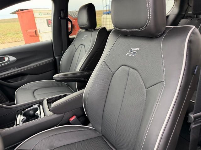 New 2026 Chrysler Pacifica Limited w/ S Appearance Package FWD image 17