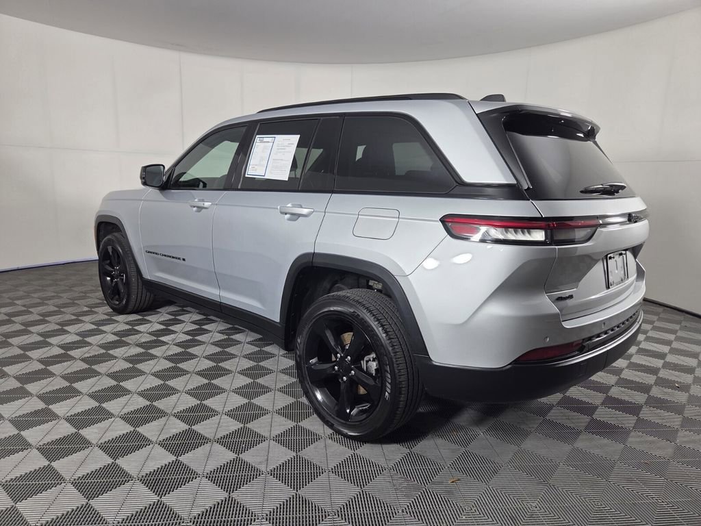 Certified 2025 Jeep Grand Cherokee Altitude image 9