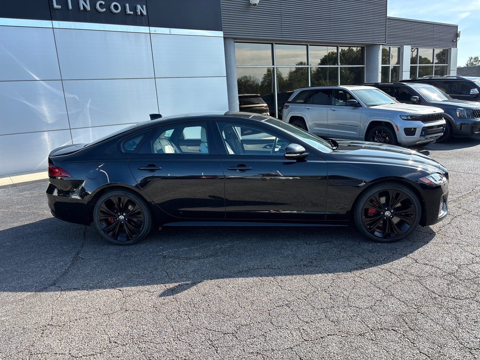 Used 2024 Jaguar XF R-Dynamic SE AWD/4WD image 8