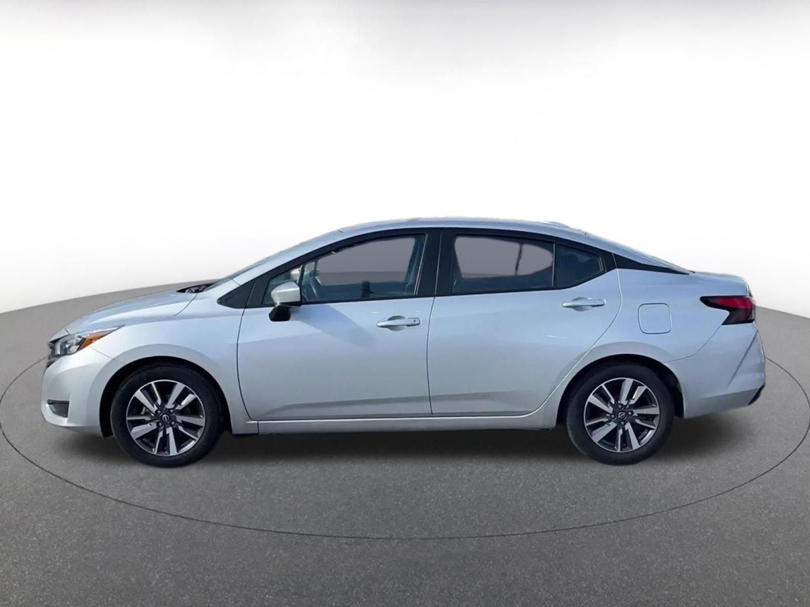 Used 2025 Nissan Versa SV image 9