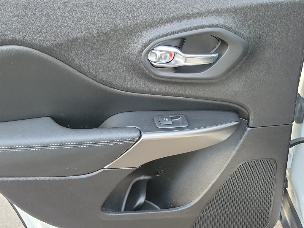 Used 2020 Jeep Cherokee Latitude FWD image 15