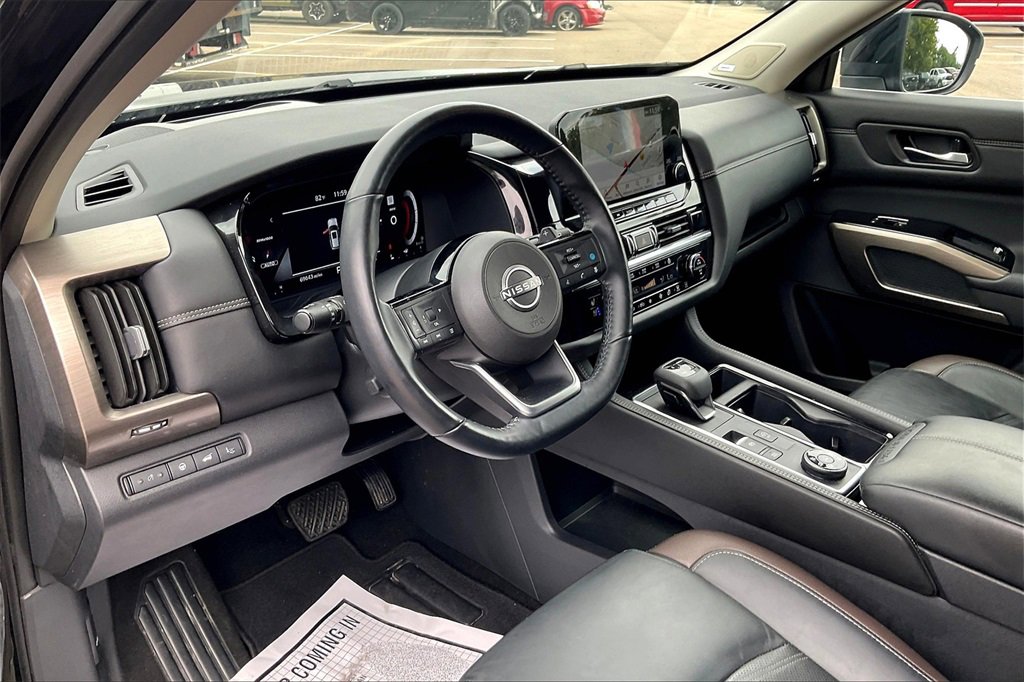Used 2024 Nissan Pathfinder Platinum image 13