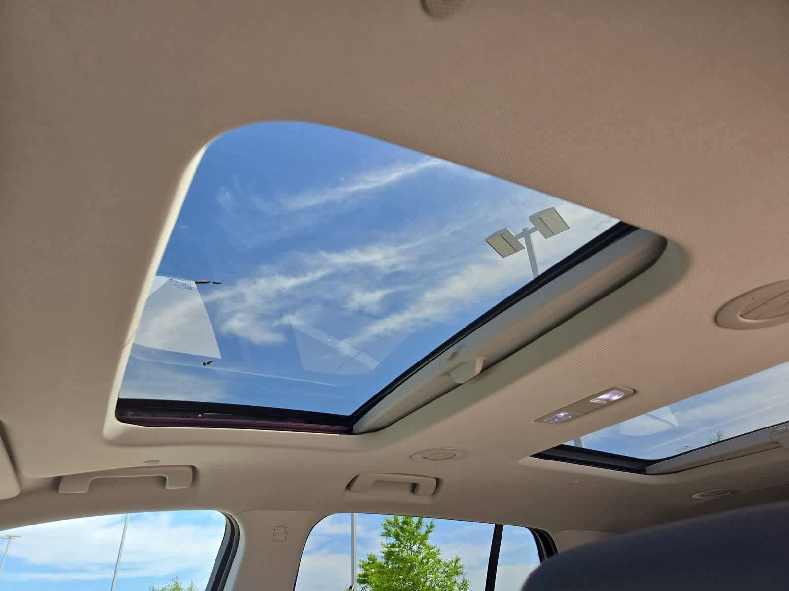 Used 2019 Chevrolet Traverse Premier w/ Driver Confidence II Package FWD image 18
