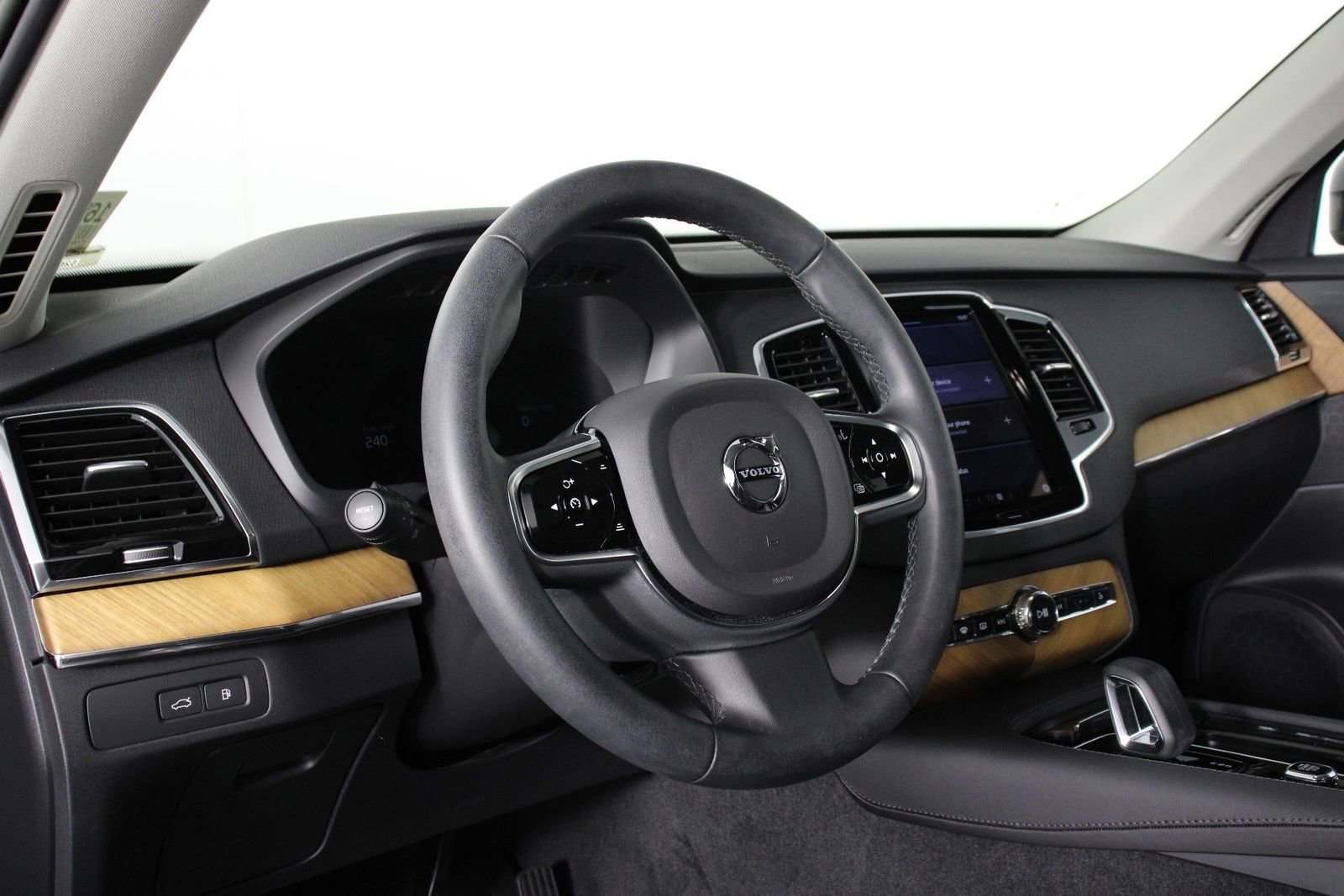 Certified 2023 Volvo XC90 T8 Plus w/ Protection Package Premier image 14